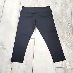 Yoggir black capri legging  size  medium 351 like new condition